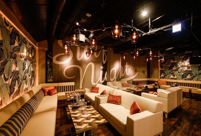 ラウンジでのキッチン補助スタッフ