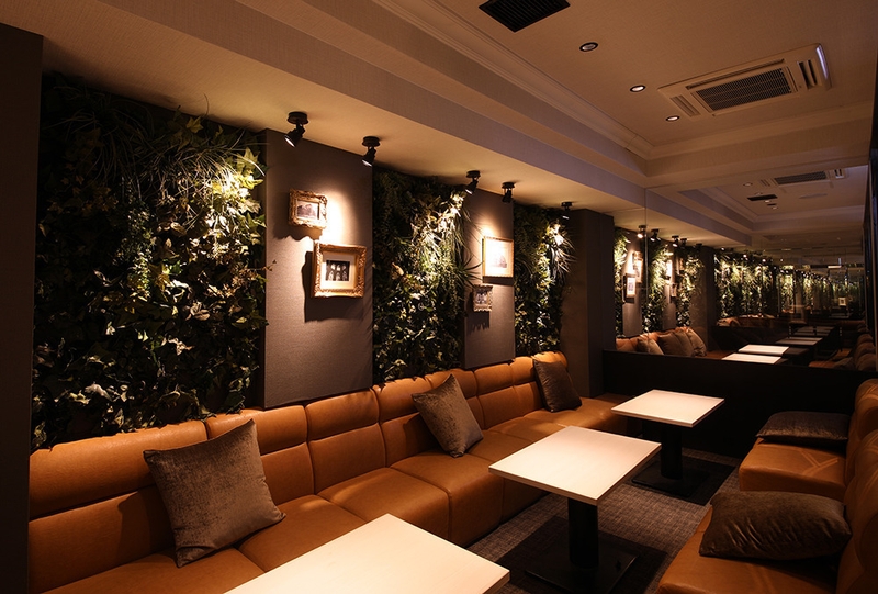 キャバクラでのホール配膳スタッフ