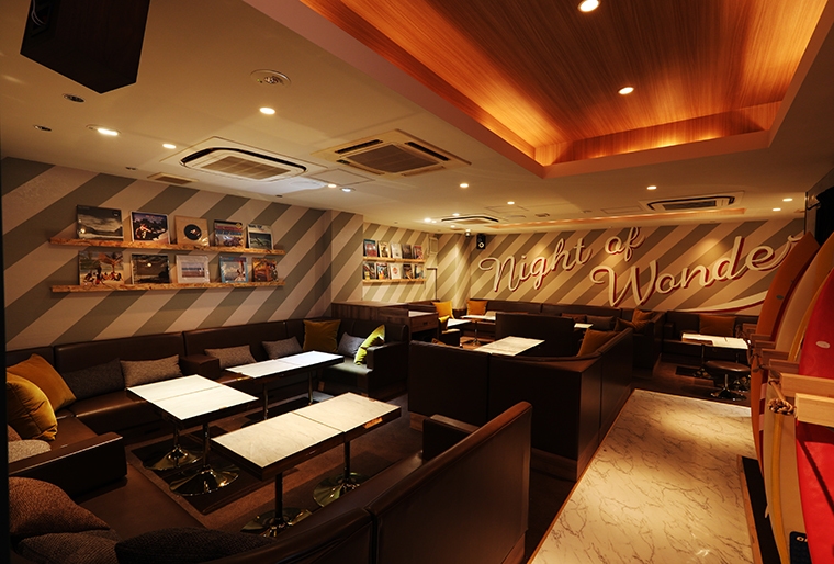 ラウンジでのフロント受付スタッフ