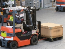 カウンターリフトで資材のピッキング出荷STAFF