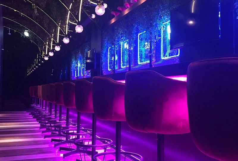 BARでのホール配膳スタッフ