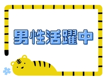 工場内にて発泡スチロールを運ぶ作業