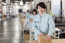 青果市場での食品の荷捌き作業スタッフ