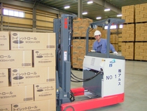 リーチリフトで日用品の入出庫