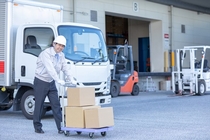 4ｔ車でのスーパーへのチルド食品の配送ドライバー