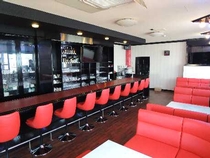 スナックのカウンタースタッフ