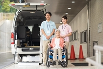 普通車でのショートステイ利用者の送迎ドライバー