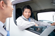 4ｔ車での営業所への電線ドラムの配送ドライバー