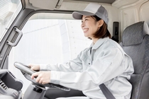 4ｔパッカー車でのテーマパークなどからの古紙のルート回収ドライバー