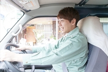 普通車での施設とデイサービス利用者宅間の送迎ドライバー