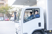 中型トラックでの古紙回収業務