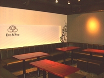 スナックでフロアレディ