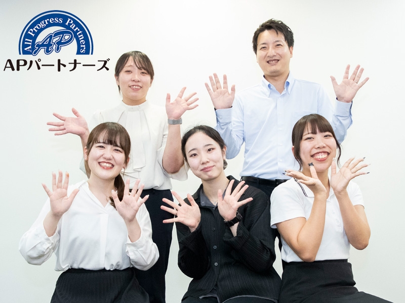 家電量販店内にてスマホに関する受付や販売