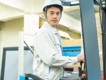 自転車倉庫でのリーチリフト・ピッキングスタッフ