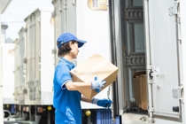 4ｔ車でのスーパーや工場への青果品の配送ドライバー