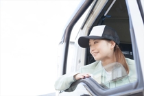 4ｔ車での工場への紙製品の配送ドライバー