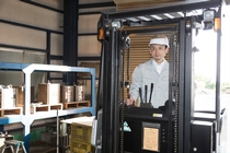 カウンターフォークでの一般貨物の仕分け作業スタッフ