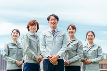 工場内で機械を作る組立作業