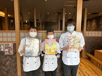 ステーキ店での接客・配膳スタッフ