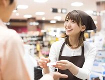 店舗でのレジ・品出しスタッフ