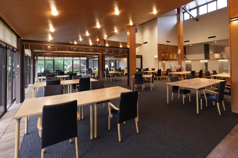 ゴルフ場内レストランでのホールスタッフ