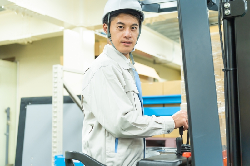 物流センターのフォークリフトオペレーター