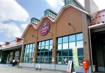 食品スーパーでのお惣菜の盛付・お寿司の製造補助