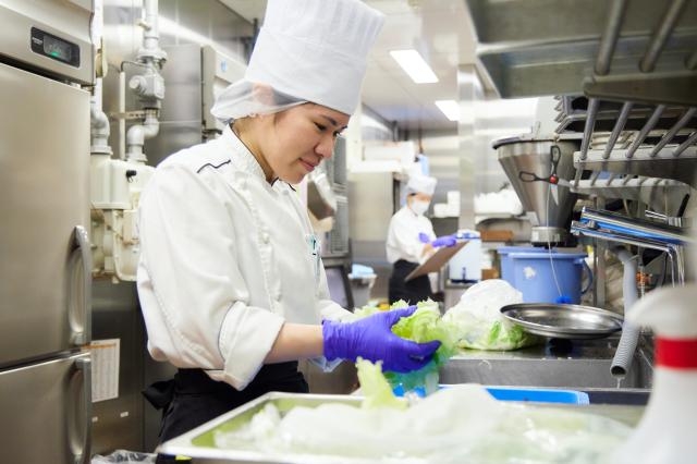 ハンバーグレストランの調理補助スタッフ