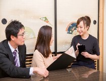 リゾート施設内レストランのホールスタッフ