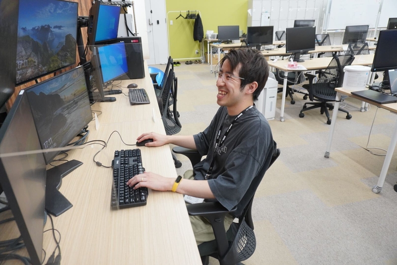 生配信の監視スタッフ