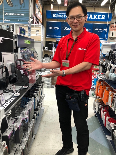 家電量販店内のスマホショップスタッフ