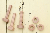 デジタル機器部品を電動ドライバーを使って組立