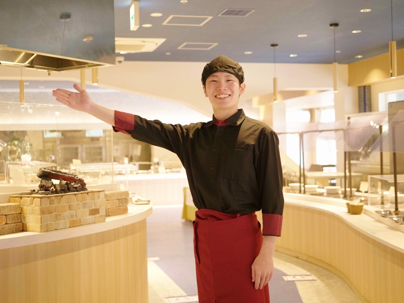 ホテルのレストランホールスタッフ/料理補充・片付け