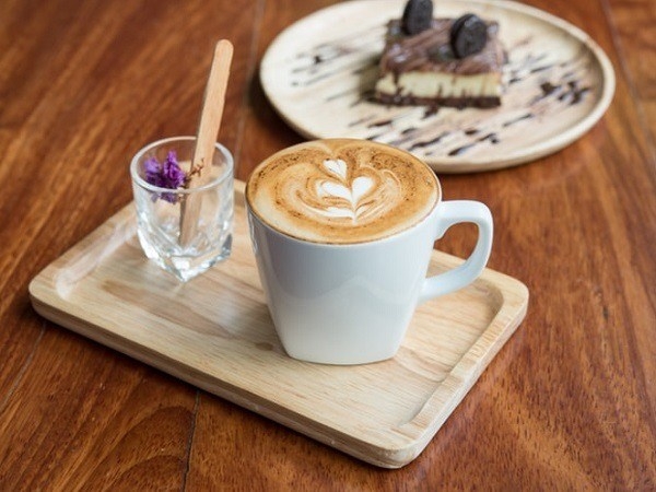 テラスカフェでのホールスタッフ