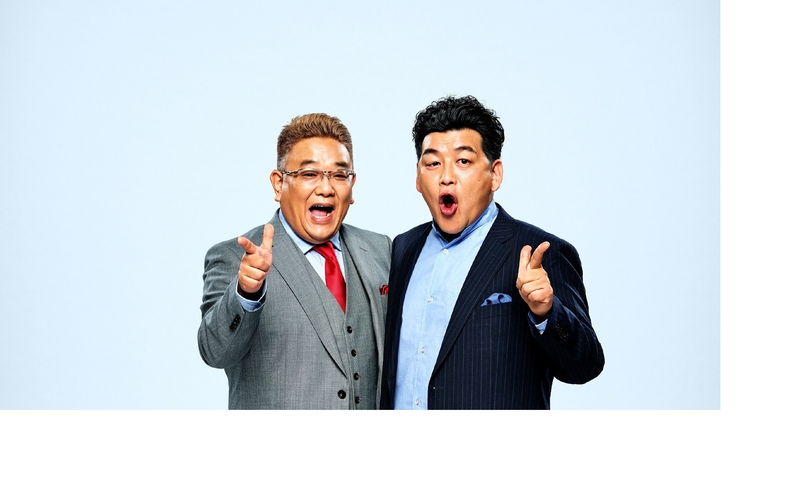 観光地にてお土産の販売スタッフ