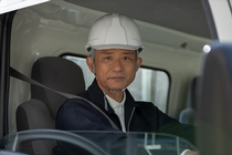 2ｔ車での個宅向け資源ゴミの回収ドライバー