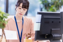 物流センター内での事務スタッフ