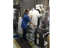 工場でのクリーニング洗濯作業