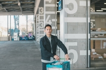 冷蔵倉庫内での洋菓子の仕分け作業スタッフ