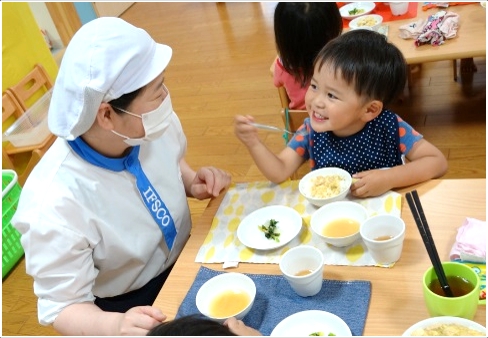 幼稚園での給食調理補助スタッフ