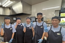 ハンバーガーショップでの接客スタッフ