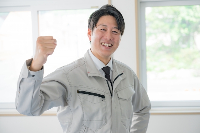 工場内で製品に付着した粉を拭き取る作業