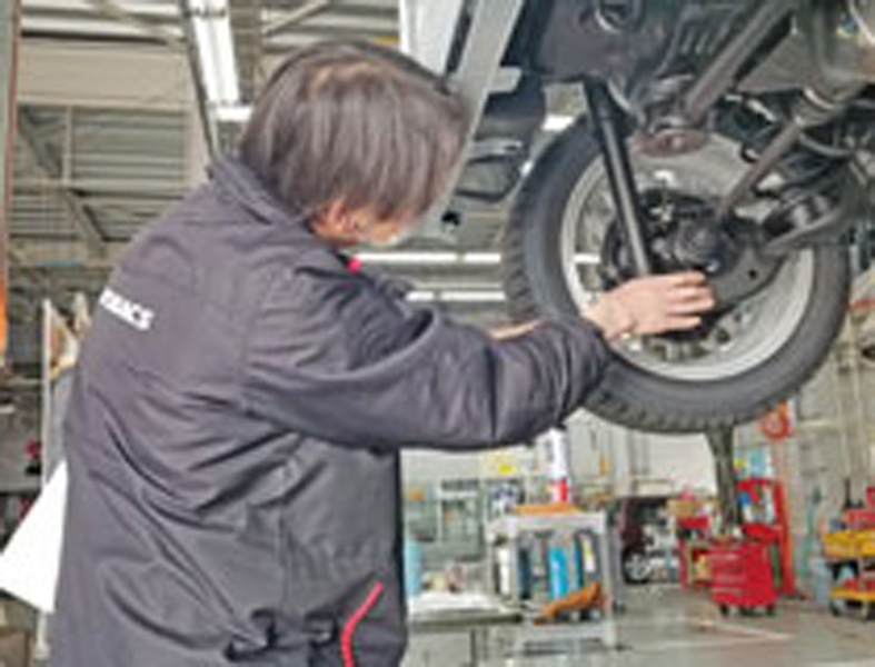 カーショップでタイヤ・オイル交換・整備のピット作業