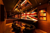 BARでのホール配膳スタッフ