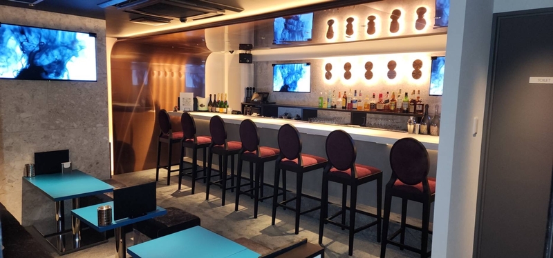 BARでのホール配膳スタッフ