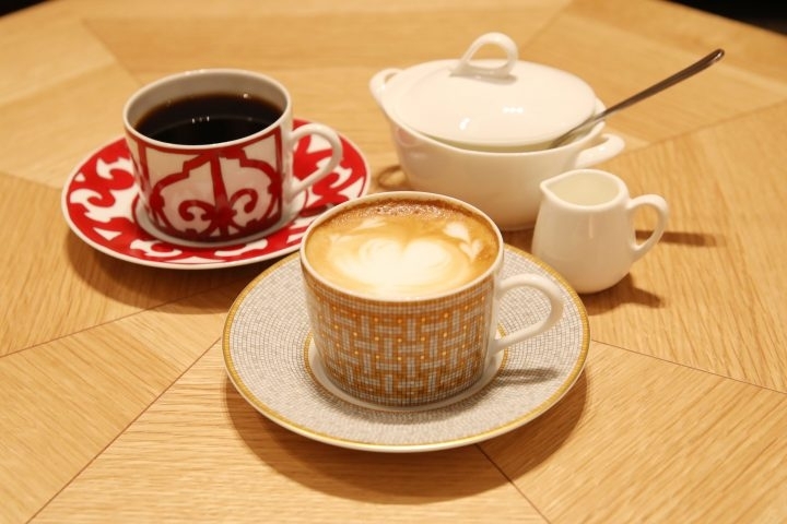 カフェレストランでのホール配膳スタッフ