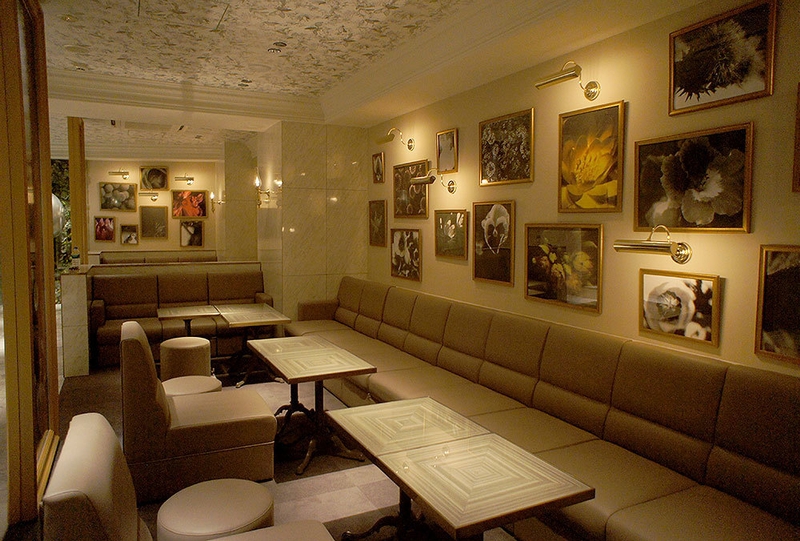 キャバクラでのホール配膳スタッフ