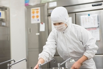 学校給食調理場での洗浄員
