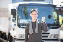 大型車での工場へのお米の配送ドライバー