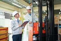 フォークリフトを使用したプラスチック原料の移動作業スタッフ